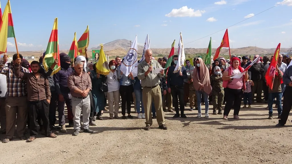 من تحت خيمة الاعتصام.. حزب الخضر واتحاد المقاولين والسائقين يدينون