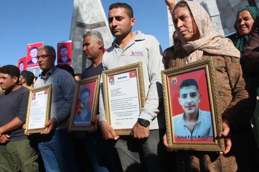 عشرات الآلاف يشيعون جثماني الشهيدين حمزة وفارس اللذين استشهدا بالقصف التركي على كوباني