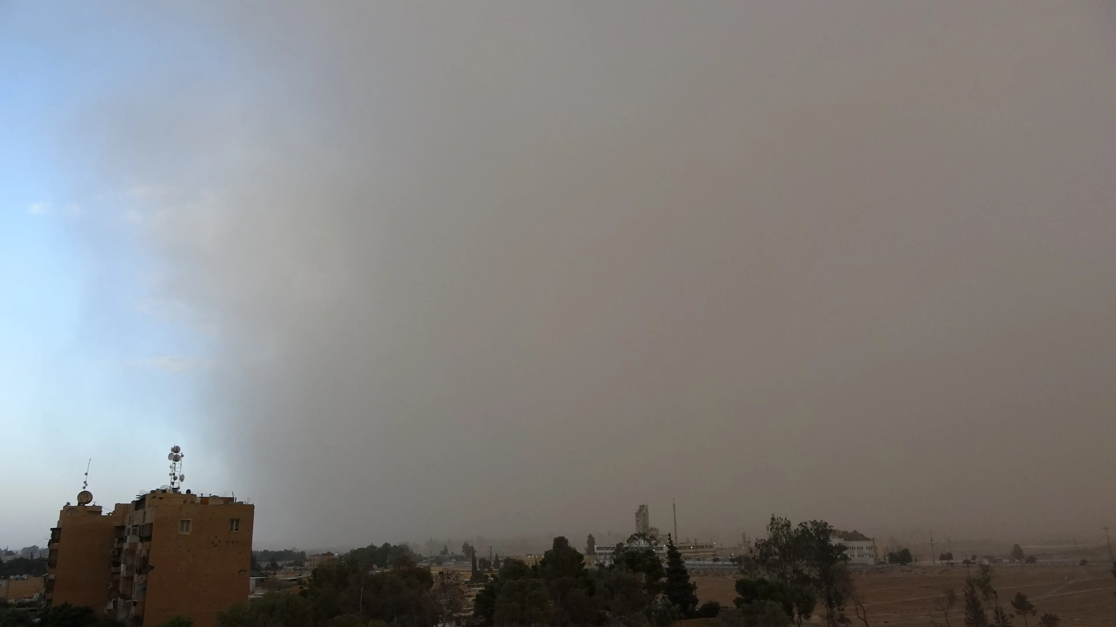 ​​​​​​​بالفيديو...عاصفة غبارية تجتاح مدينة الطبقة