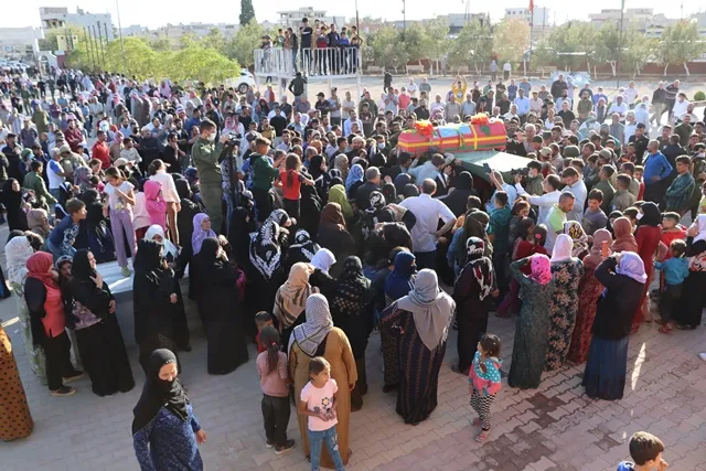 ​​​​​​​أهالي قامشلو يشيعون جثمان الشهيد نايف الحسين عضو قوى الأمن الداخلي