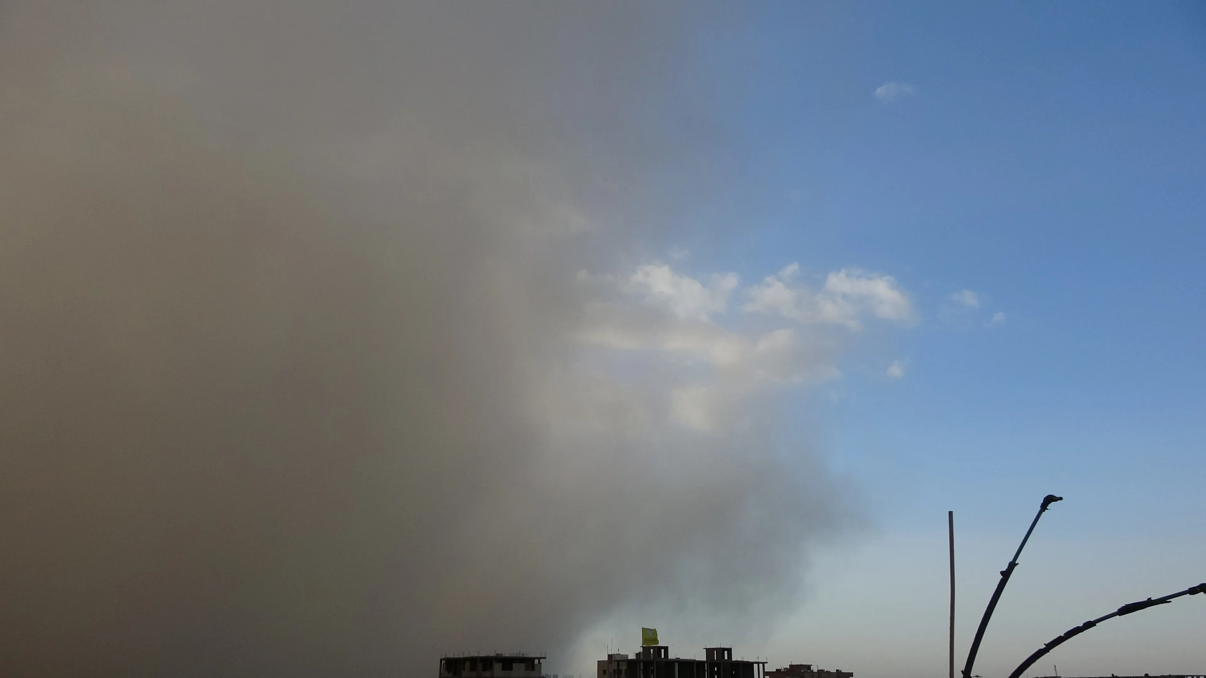 ​​​​​​​بالفيديو...عاصفة غبارية تجتاح مدينة الطبقة