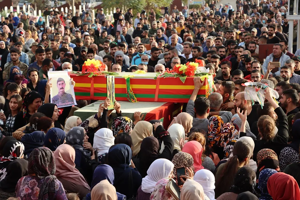 بمراسم مهيبة أهالي قامشلو يشيعون الشهيد "أحمد حرسان" إلى مثواه الأخير