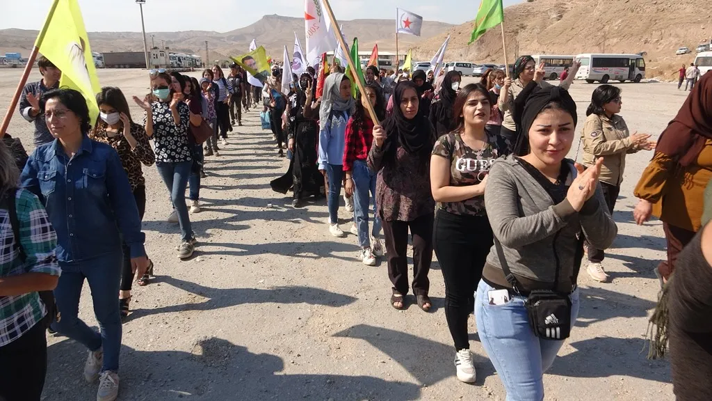 أهالي قامشلو وأعضاء مركز الثقافة والفن يناوبون في خيمة الاعتصام في معبر سيمالكا