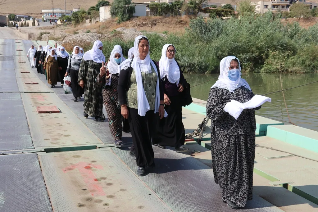 أهالي قامشلو وأعضاء مركز الثقافة والفن يناوبون في خيمة الاعتصام في معبر سيمالكا