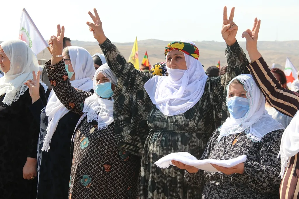 أهالي قامشلو وأعضاء مركز الثقافة والفن يناوبون في خيمة الاعتصام في معبر سيمالكا