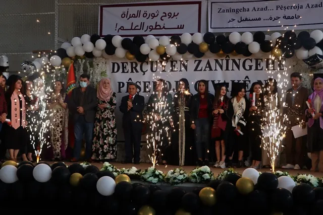 جامعة روجآفا تعلن عن تخريج 581 من طلبتها خلال مراسم احتفالية