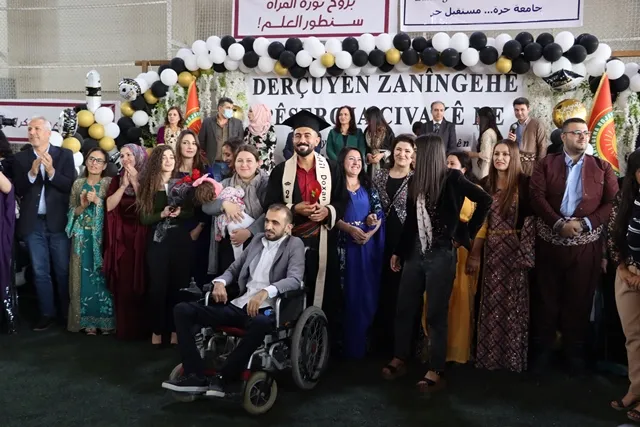 جامعة روجآفا تعلن عن تخريج 581 من طلبتها خلال مراسم احتفالية