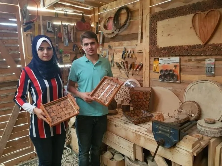 ​​​​​​​بالنحت على الخشب.. شابة من غزة تحاول تجاوز البطالة في القطاع المحاصر
