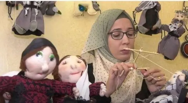 لتجاوز البطالة.. شابة فلسطينية تعلّم الأطفال حياكة الدمى ورواية القصص
