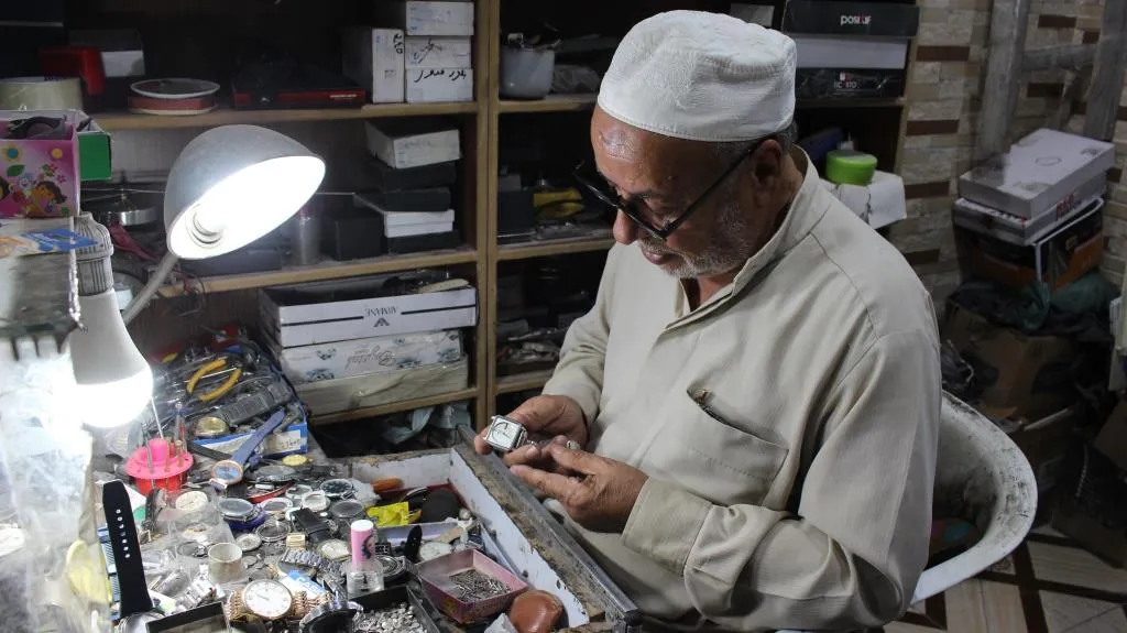 ​​​​​​​منها ما يزيد عمرها عن القرن ...أقدم ساعاتي في الرقة ما زال يحتفظ بها