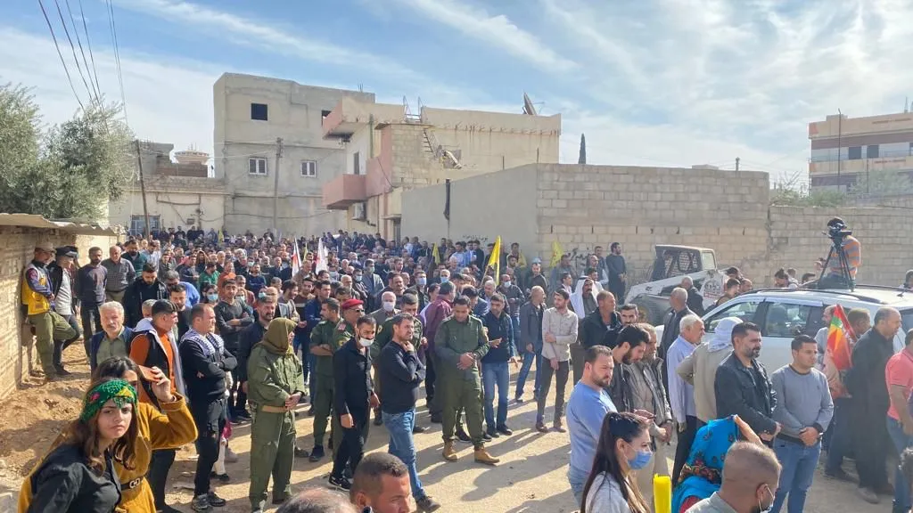 مظاهرة حاشدة منددة بمجزرة الهلالية تنطلق في قامشلو