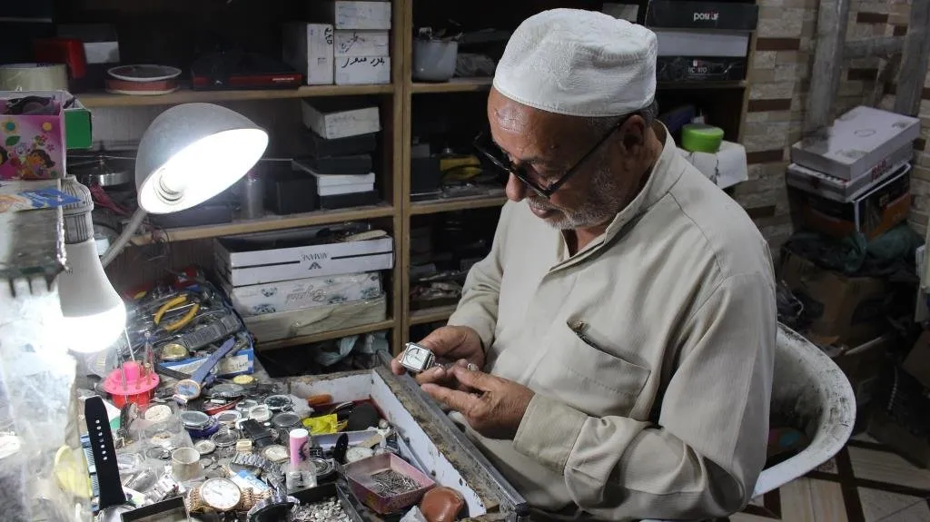 ​​​​​​​منها ما يزيد عمرها عن القرن ...أقدم ساعاتي في الرقة ما زال يحتفظ بها