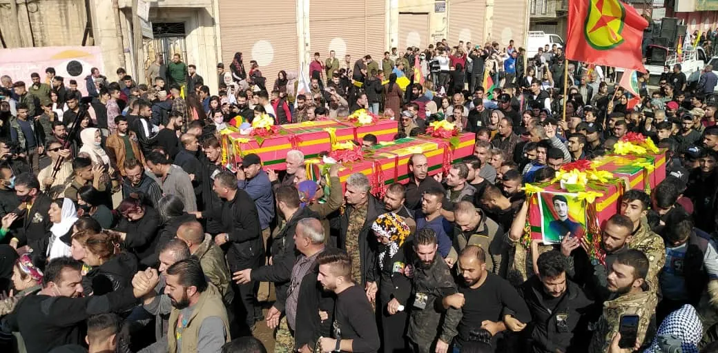 الآلاف ينطلقون في موكب شهداء مجزرة الهلالية باتجاه مزار الشهداء في قامشلو 