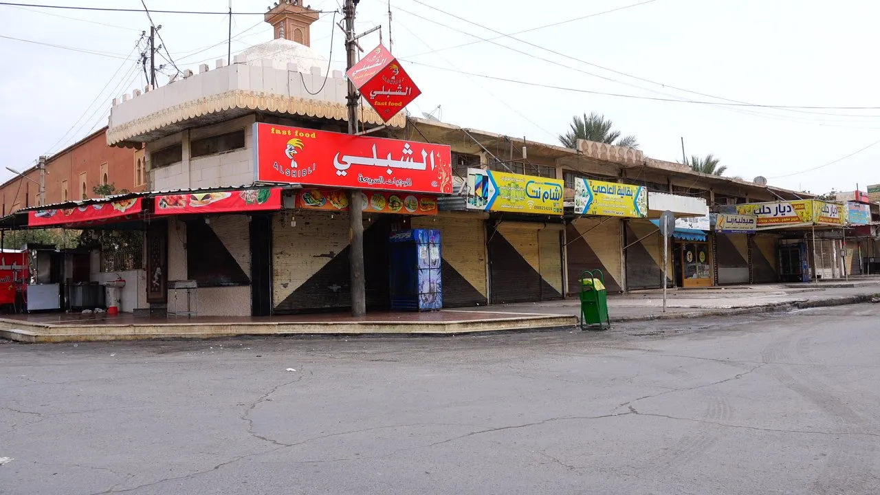قرار حظر التجوال الكلي يدخل يومه الأول في مدينة الطبقة
