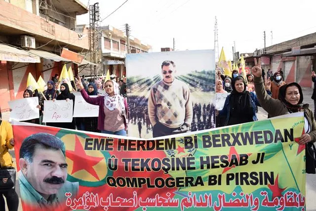 الآلاف في قامشلو وحلب يسيرون تحت شعار " حرية القائد آبو هي حريتنا"