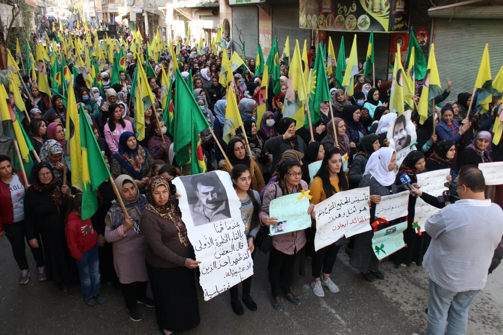 الآلاف في قامشلو وحلب يسيرون تحت شعار " حرية القائد آبو هي حريتنا"