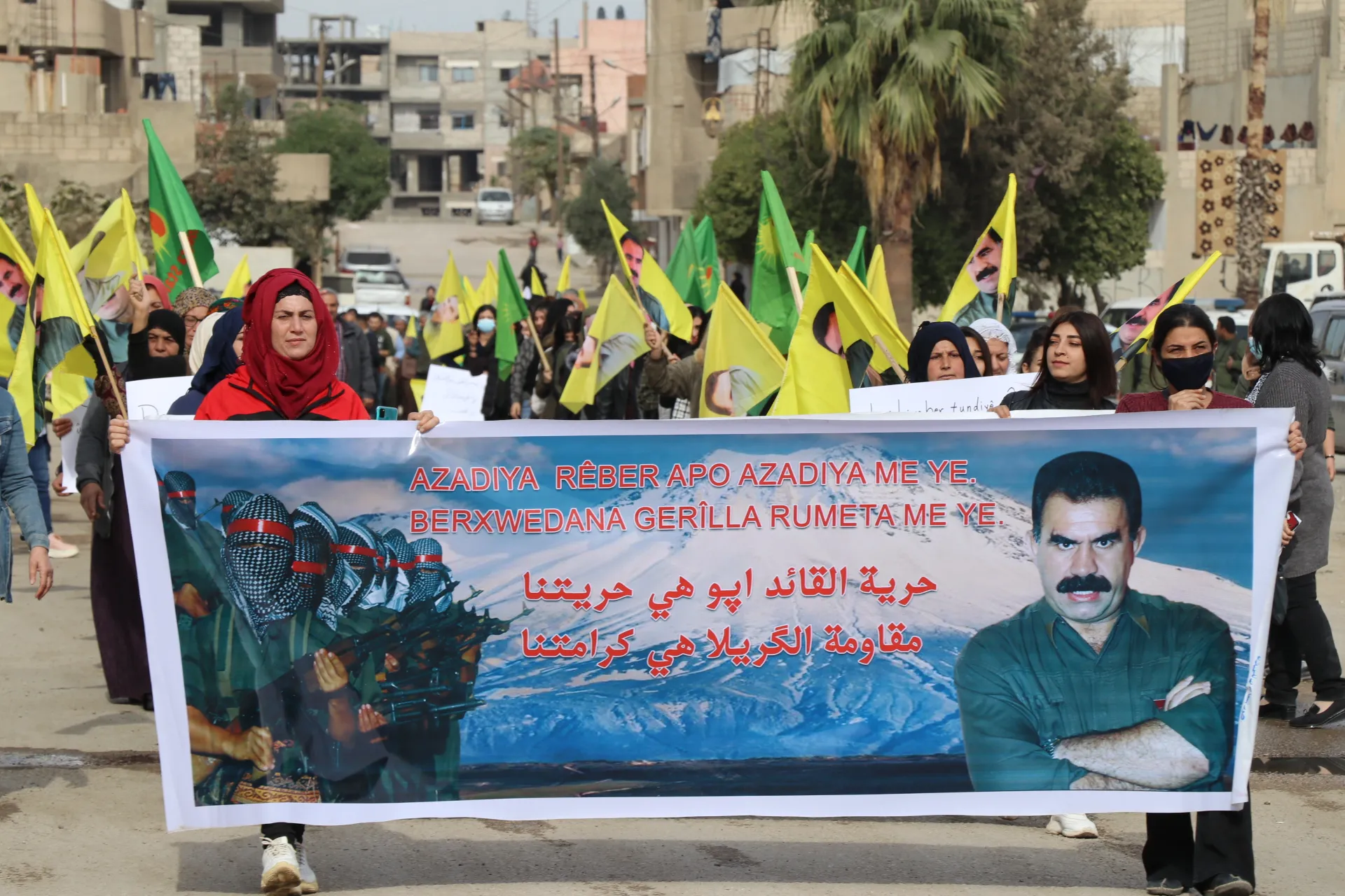 الآلاف في قامشلو وحلب يسيرون تحت شعار " حرية القائد آبو هي حريتنا"