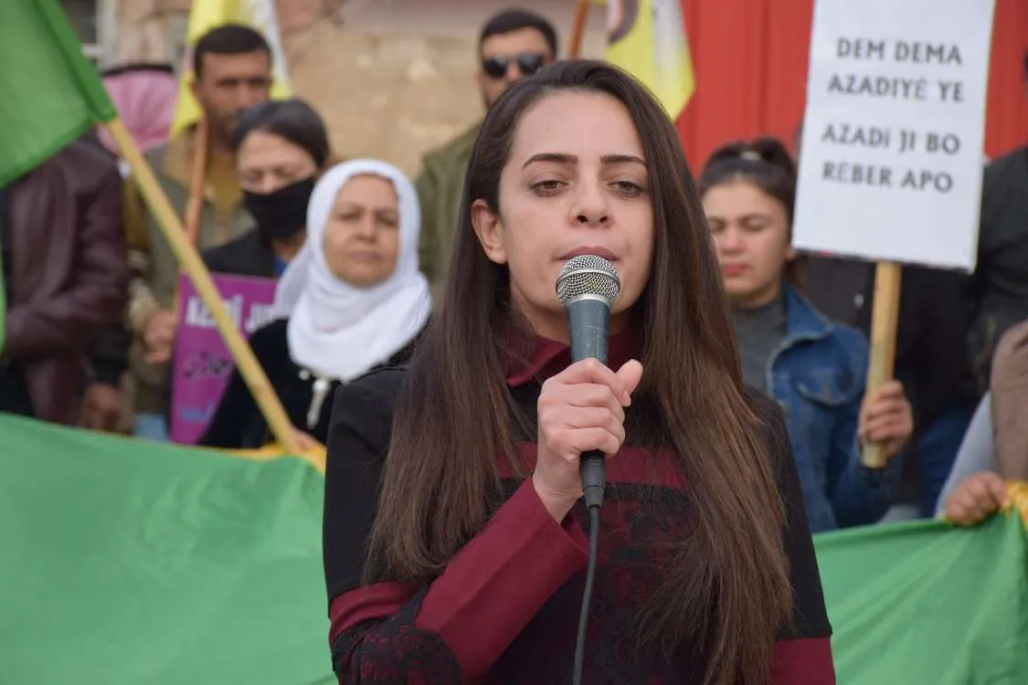 الآلاف في قامشلو وحلب يسيرون تحت شعار " حرية القائد آبو هي حريتنا"