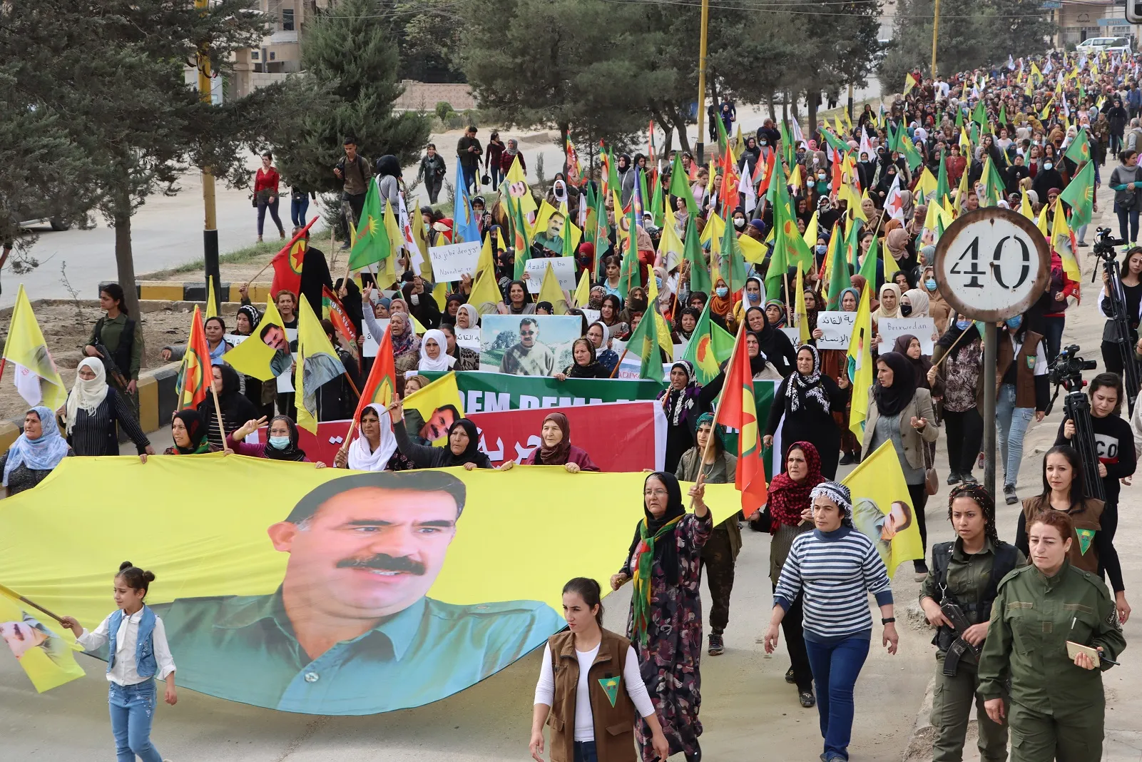 الآلاف في قامشلو وحلب يسيرون تحت شعار " حرية القائد آبو هي حريتنا"