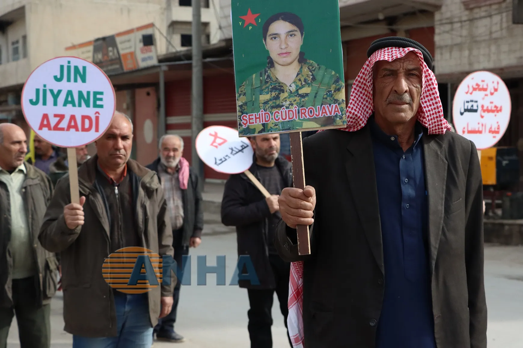 آلاف الرجال في قامشلو والحسكة يهتفون بـ " لا لقتل المرأة"- تم التحديث