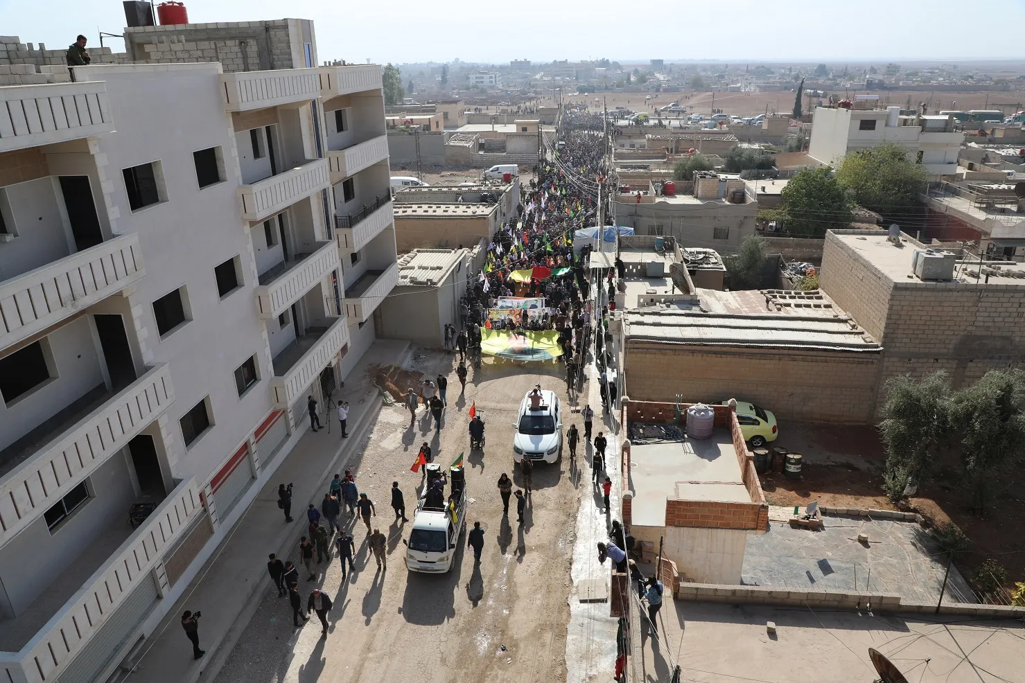المئات في قامشلو يتظاهرون تنديداً بالمجزرة التركية بحق عائلة كلو الوطنية
