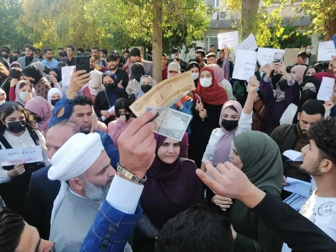 المئات من طلبة السليمانية وهولير يتظاهرون لصرف منحهم المالية وتحسينها