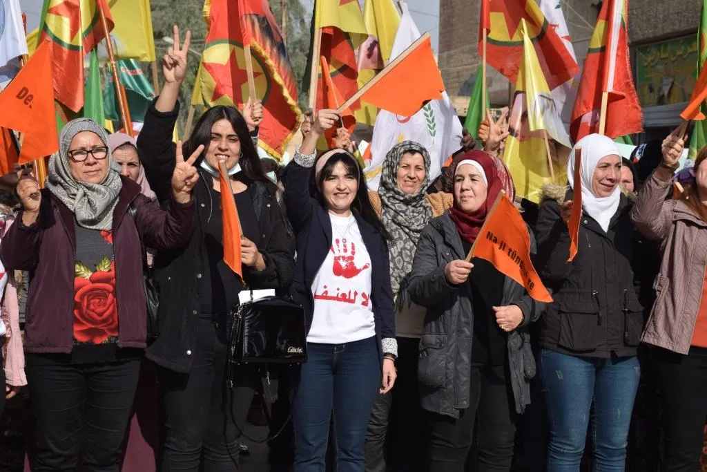 ​​​​​​​حناجر الآلاف من نساء إقليم الجزيرة تصدح بشعار "ناضلي لدحر العنف والاحتلال"