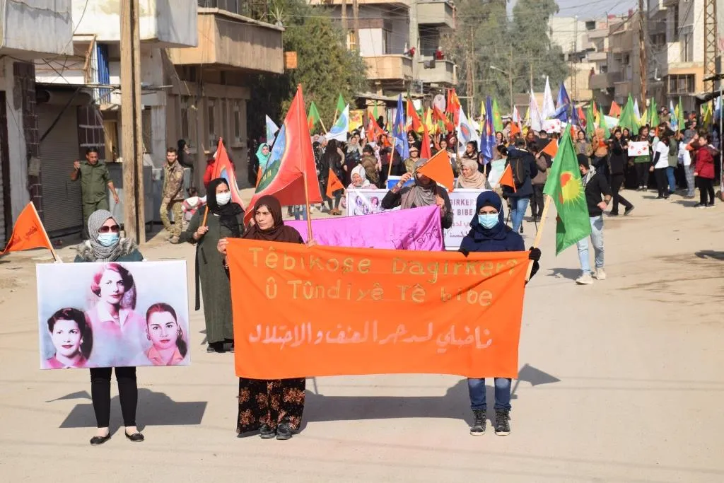 ​​​​​​​حناجر الآلاف من نساء إقليم الجزيرة تصدح بشعار "ناضلي لدحر العنف والاحتلال"