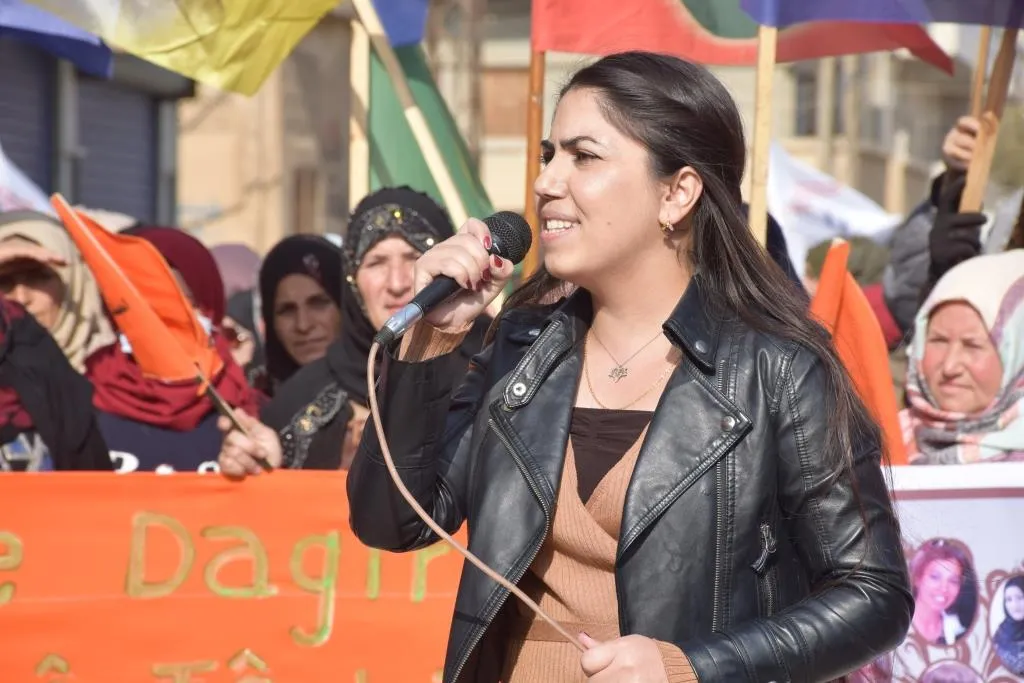 ​​​​​​​حناجر الآلاف من نساء إقليم الجزيرة تصدح بشعار "ناضلي لدحر العنف والاحتلال"