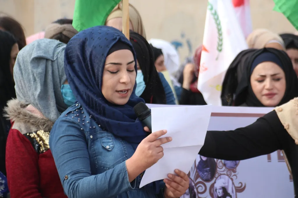 ​​​​​​​حناجر الآلاف من نساء إقليم الجزيرة تصدح بشعار "ناضلي لدحر العنف والاحتلال"