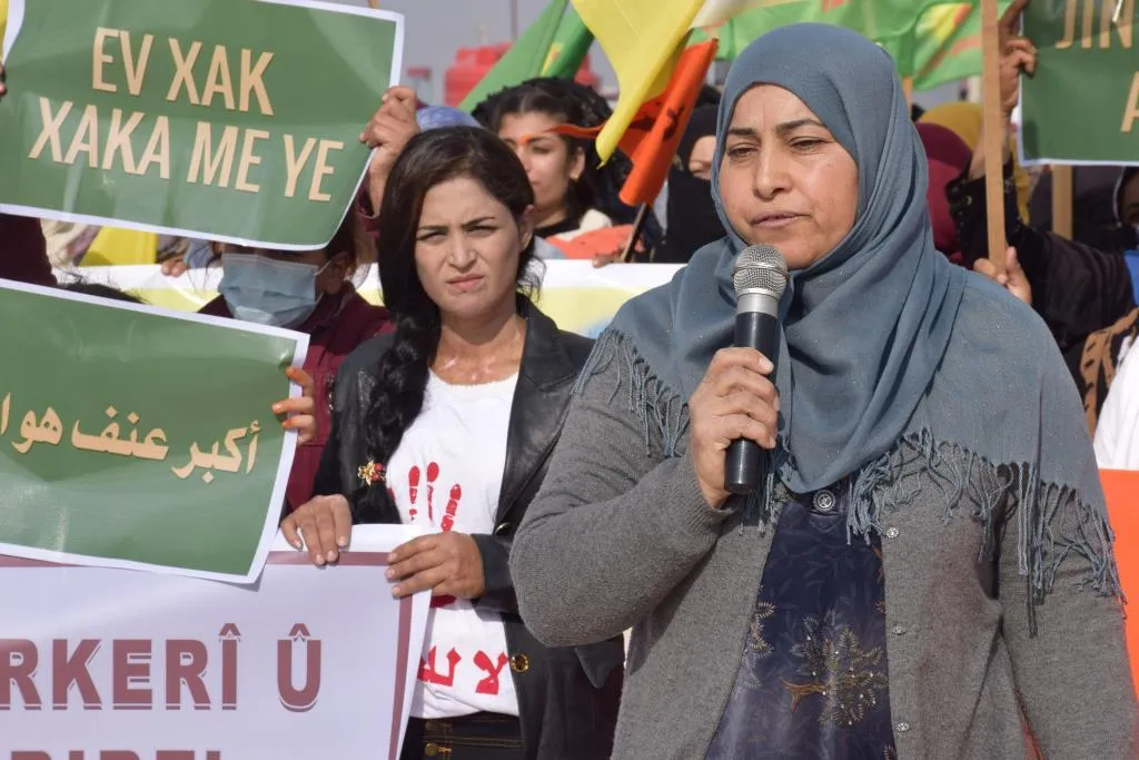 ​​​​​​​حناجر الآلاف من نساء إقليم الجزيرة تصدح بشعار "ناضلي لدحر العنف والاحتلال"