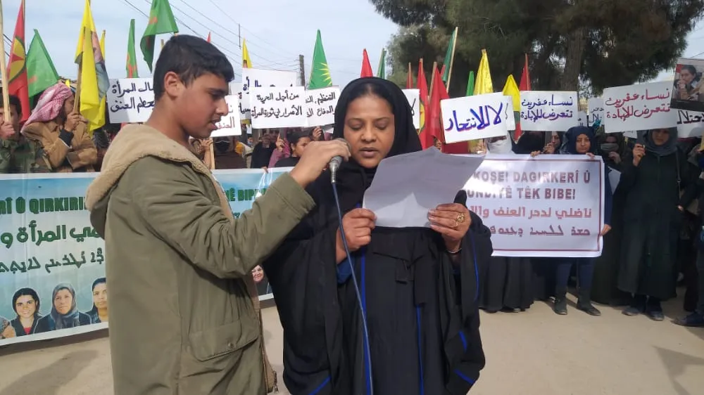 ​​​​​​​حناجر الآلاف من نساء إقليم الجزيرة تصدح بشعار "ناضلي لدحر العنف والاحتلال"