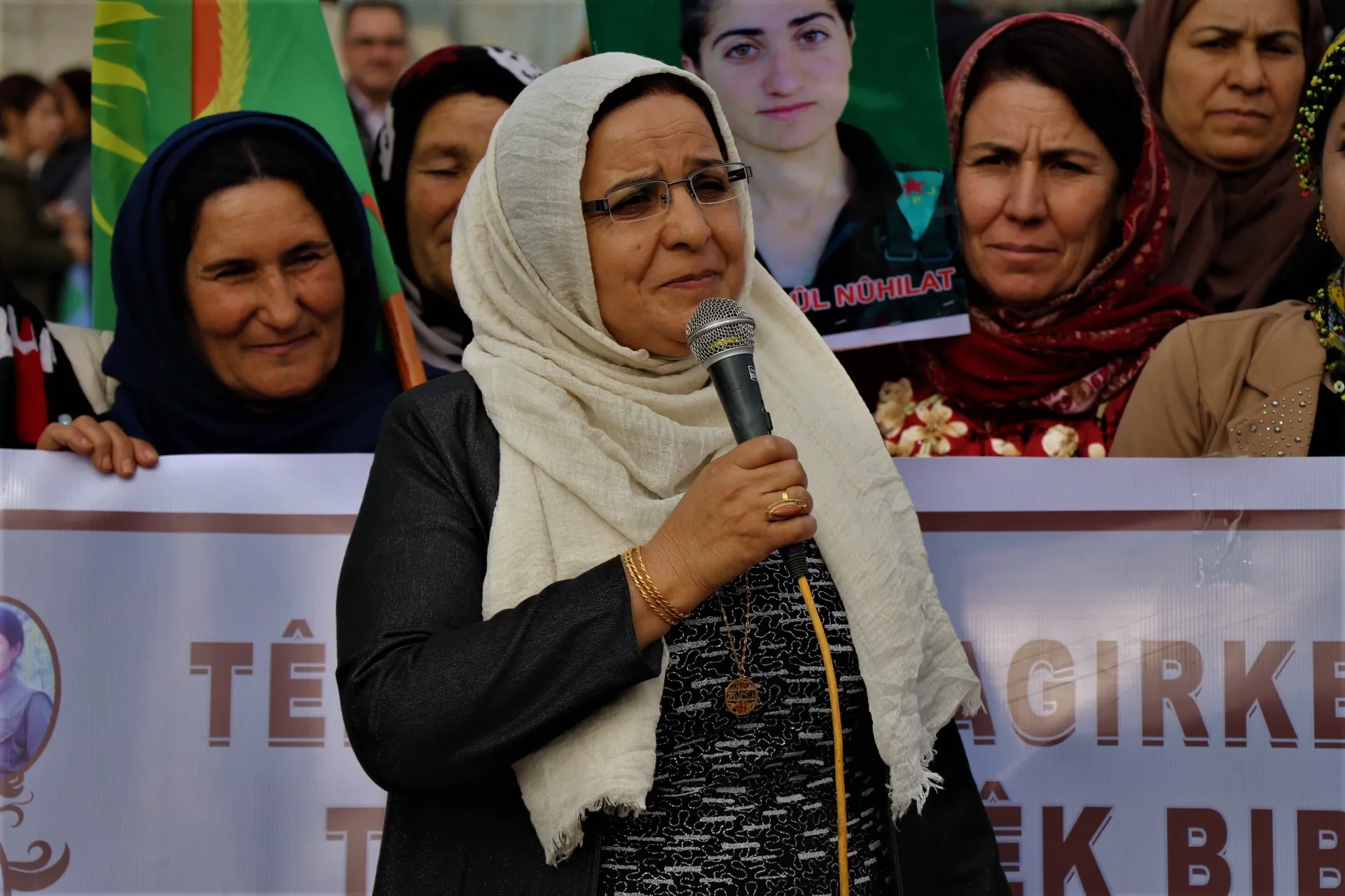 ​​​​​​​حناجر الآلاف من نساء إقليم الجزيرة تصدح بشعار "ناضلي لدحر العنف والاحتلال"