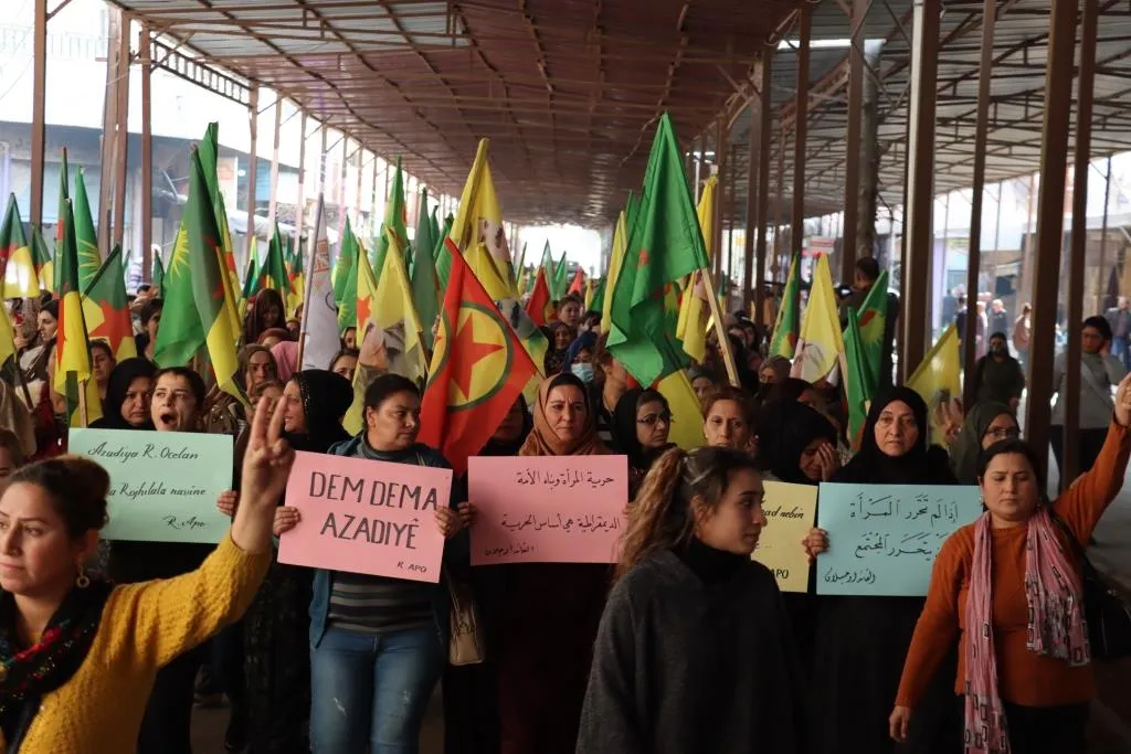 حملة "حان وقت الحرية".. آلاف العرب والكرد في الحسكة يطالبون بالحرية الجسدية للقائد