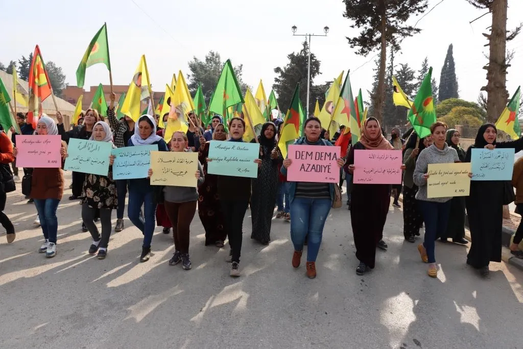 حملة "حان وقت الحرية".. آلاف العرب والكرد في الحسكة يطالبون بالحرية الجسدية للقائد