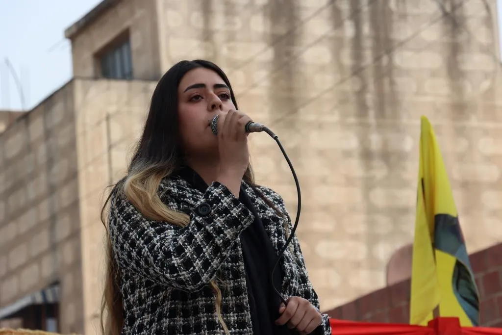 حملة "حان وقت الحرية".. آلاف العرب والكرد في الحسكة يطالبون بالحرية الجسدية للقائد