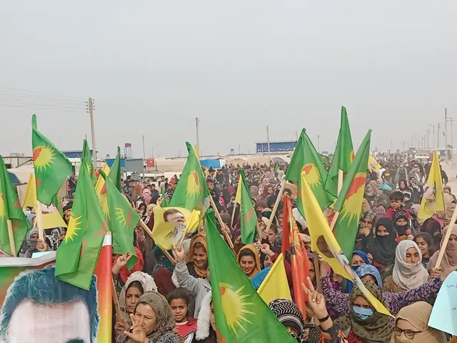 حملة "حان وقت الحرية".. آلاف العرب والكرد في الحسكة يطالبون بالحرية الجسدية للقائد