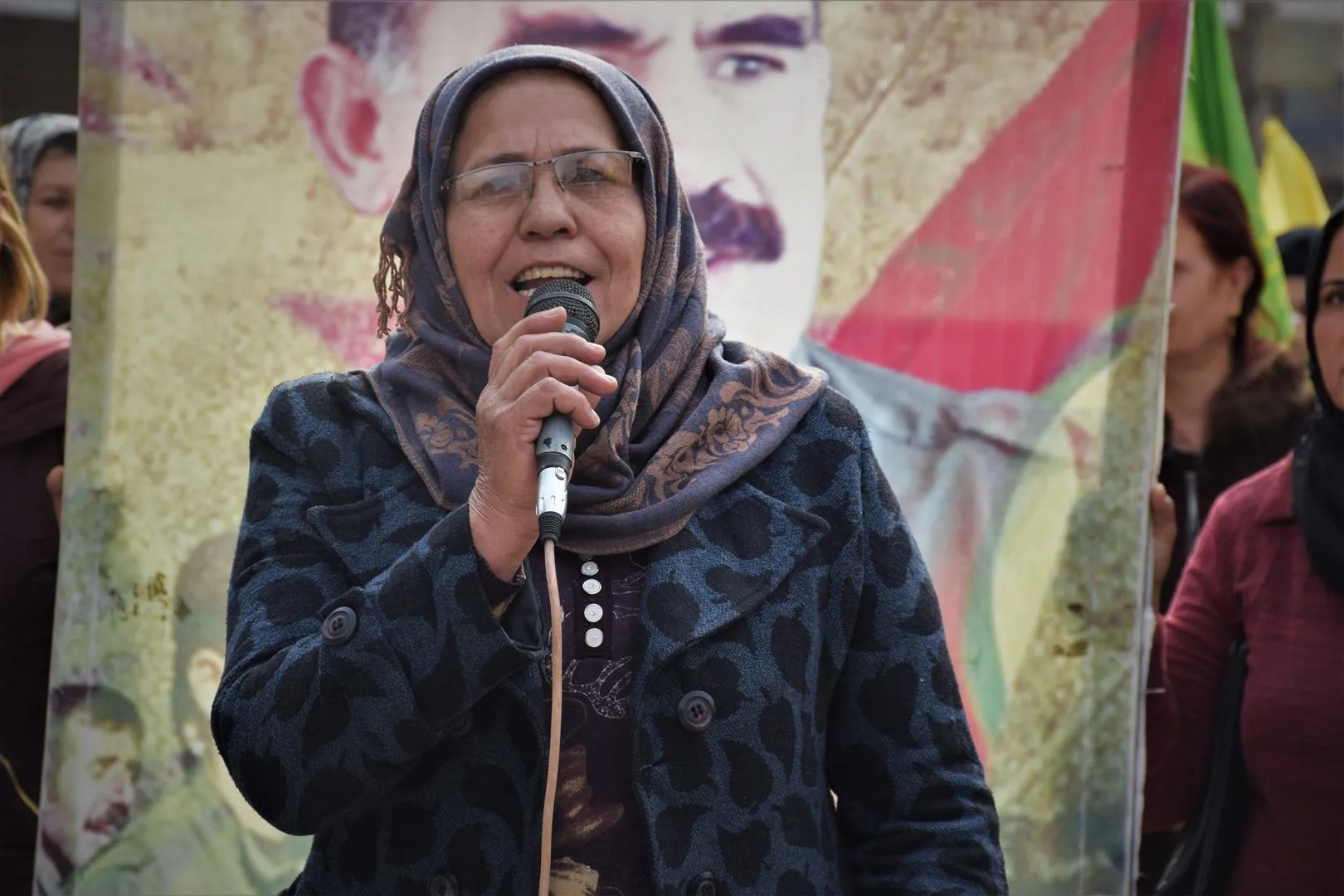 حملة "حان وقت الحرية".. آلاف العرب والكرد في الحسكة يطالبون بالحرية الجسدية للقائد