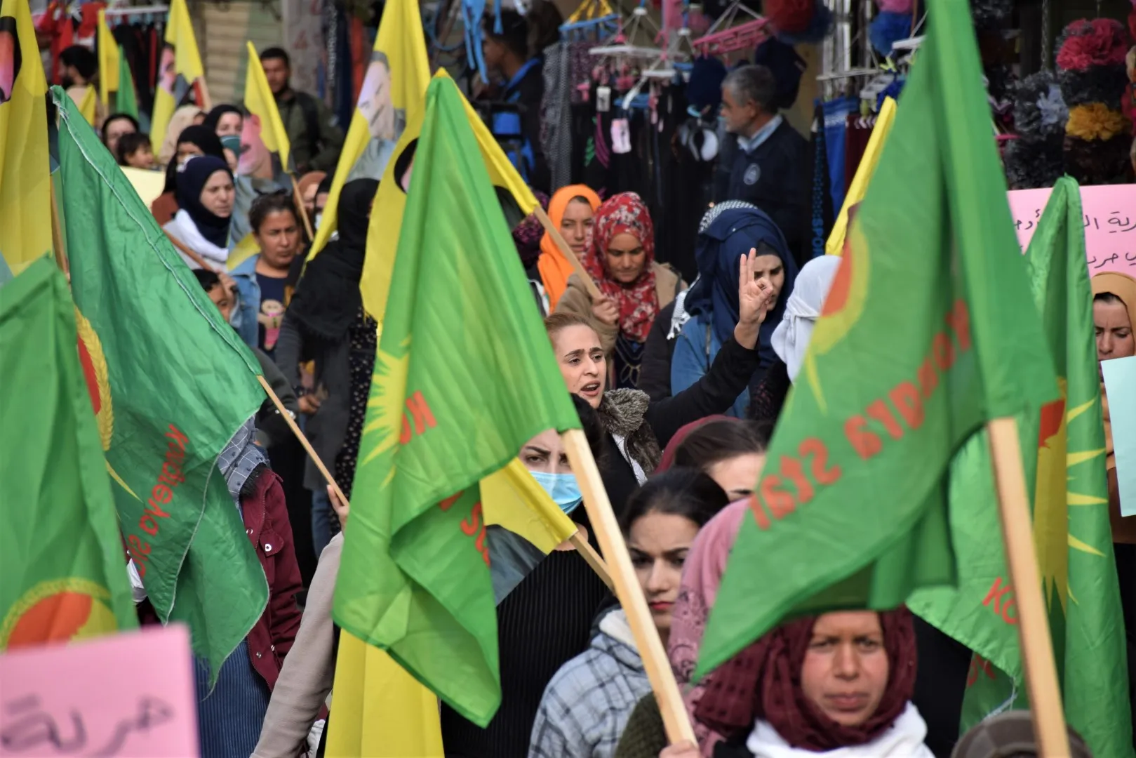حملة "حان وقت الحرية".. آلاف العرب والكرد في الحسكة يطالبون بالحرية الجسدية للقائد