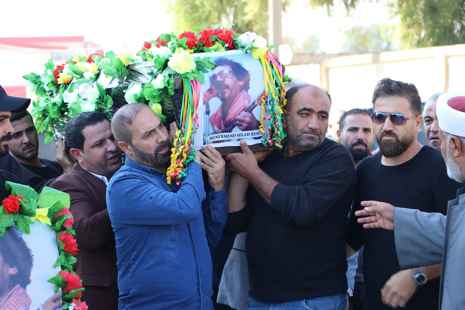 قامشلو تشيع الفنان صلاح رسول الذي أمضى 60 عاماً من عمره يغني لكردستان