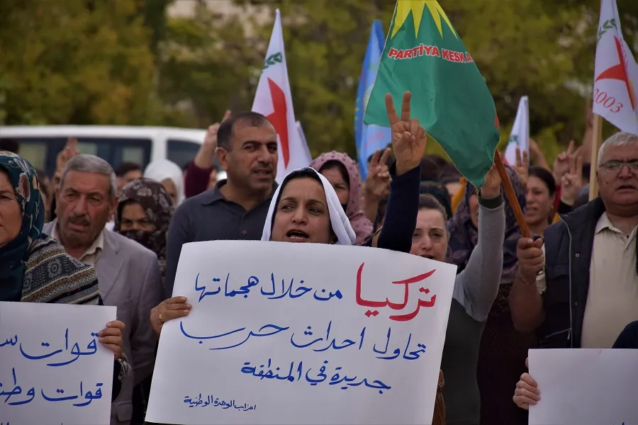 من أمام المقر الروسي.. أهالي عامودا: نفذوا تعهداتكم لوقف إطلاق النار
