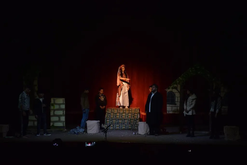 ​​​​​​​في خامس أيام مهرجان "آرين جدائل السلام".. مسرحية "إزالة الأشواك" تلهم الحضور