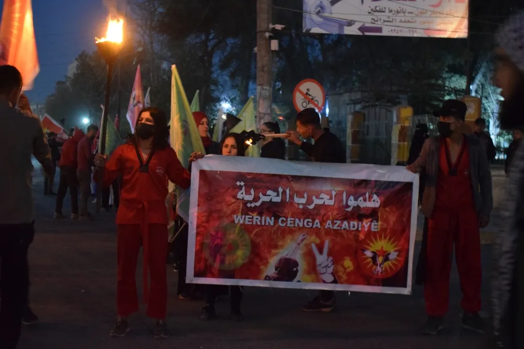 مسيرة بالمشاعل في منبج استنكاراً لمجازر الاحتلال التركي بحق شعوب شمال وشرق سوريا