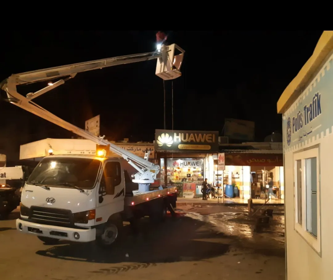مديرية المرور في منبج تركب الإشارات الضوئية