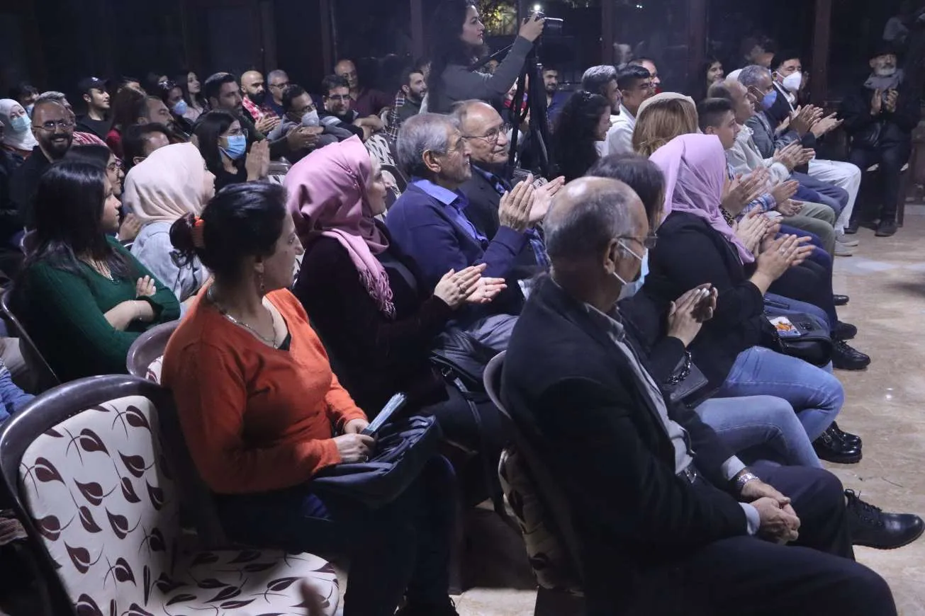 عرض مسرحية بعنوان "إننا بانتظاره" في قامشلو