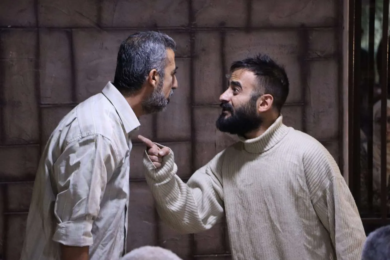 عرض مسرحية بعنوان "إننا بانتظاره" في قامشلو