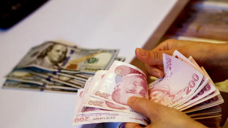 ​​​​​​​هبوط حاد وغير مسبوق.. العملة التركية تجتاز الـ15 ليرة مقابل الدولار