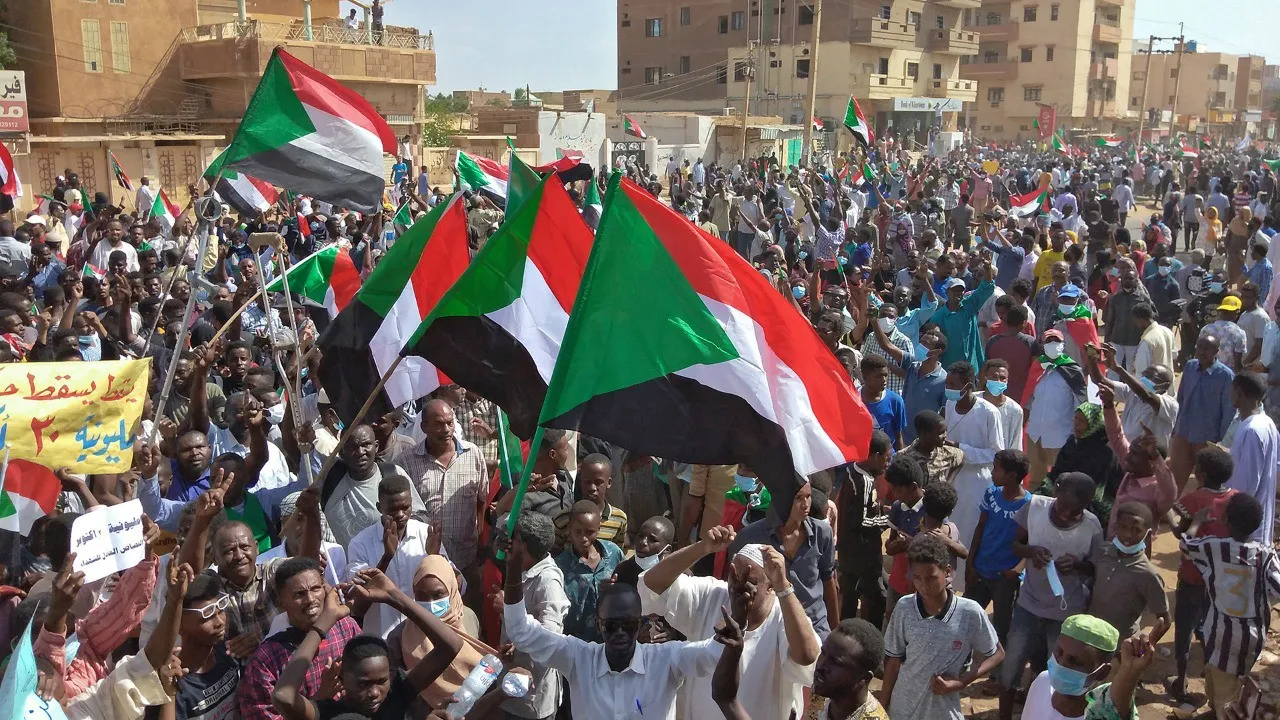 ​​​​​​​الشارع السوداني يقطع الطريق على "البرهان" و"حمدوك"