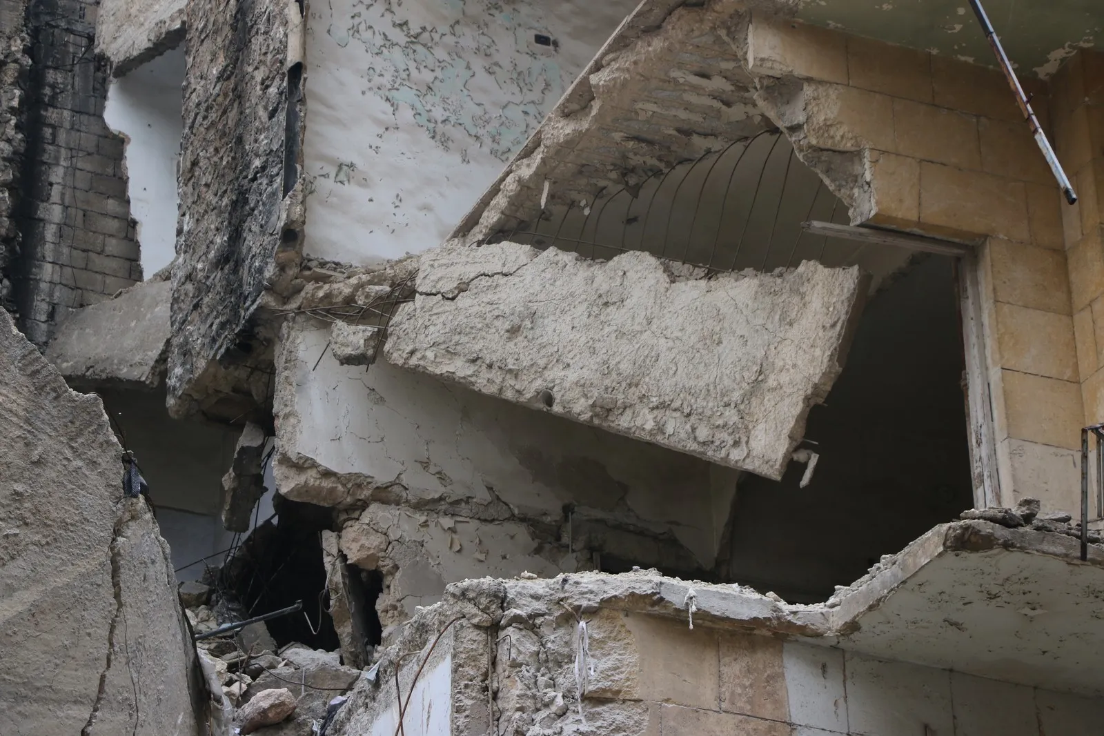 ​​​​​​​حلب... حملة لإزالة أنقاض الأبنية المتضررة بعد تحديد 40 نقطة خطرة