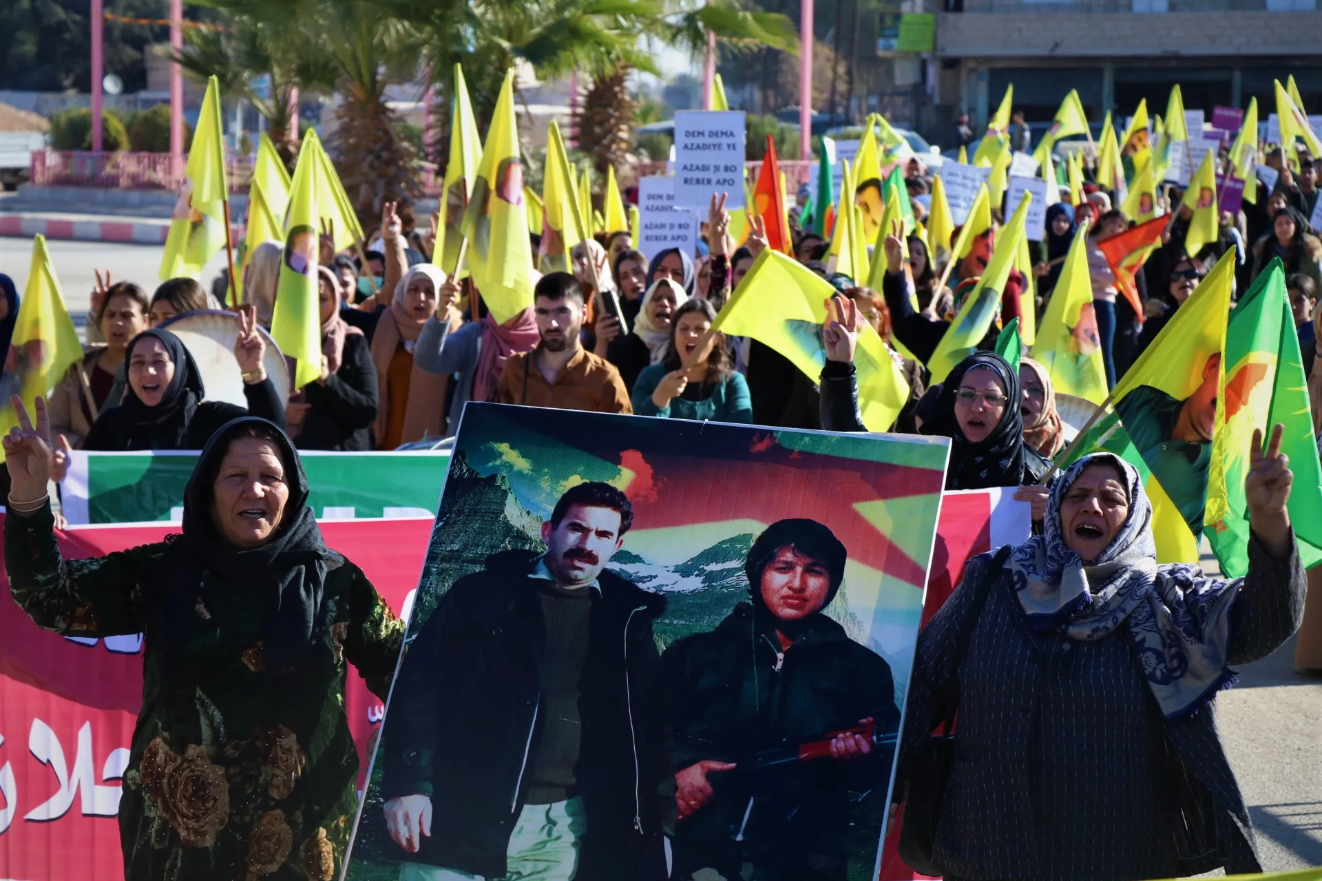 الآلاف من أهالي مقاطعة قامشلو يؤكدون تصعيد المقاومة لرفع العزلة وتحرير القائد جسدياً- تم التحديث